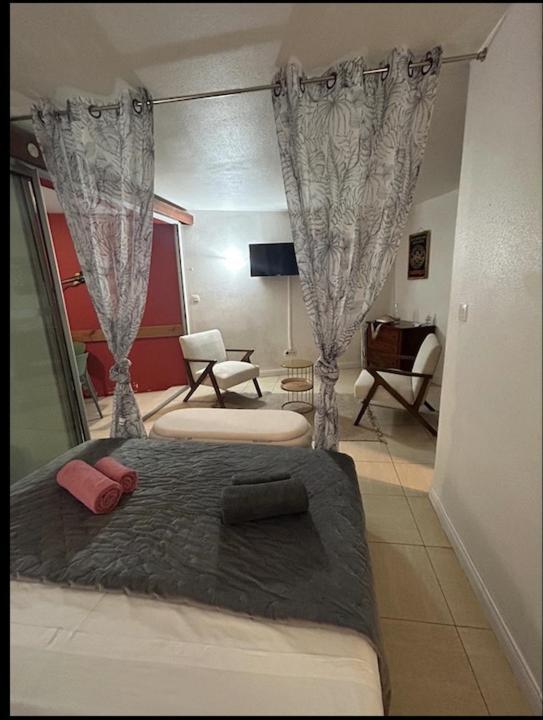 Studio Sainte Anne 2Mn A Pieds De La Plage ,Possibilite Location De Voiture المظهر الخارجي الصورة